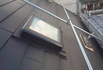 大阪府河内長野市-30年以上経過した天窓付き急勾配屋根をスーパーガルテクトでカバー工法