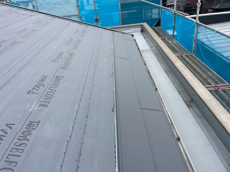 ルーフィングを敷く