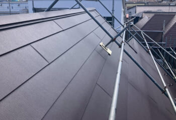埼玉県鴻巣市 - 狭い立地の屋根をカバー工法でリフォーム