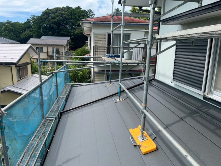 下屋根にスーパーガルテクト設置