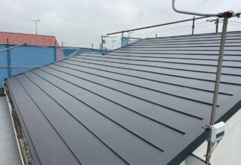 神奈川県海老名市 - スレート屋根を金属屋根へリフォームとパラペット部分の笠木板金交換