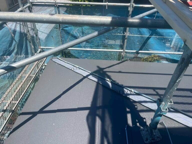 棟部分の屋根を折り曲げる