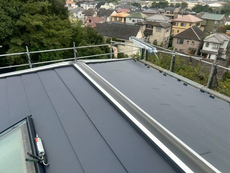 棟板金に金属下地を設置