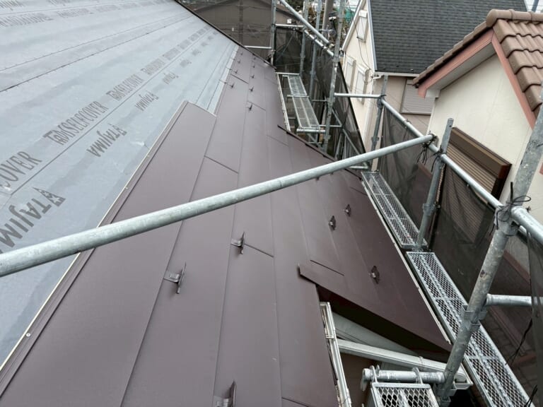 新しい屋根材を設置