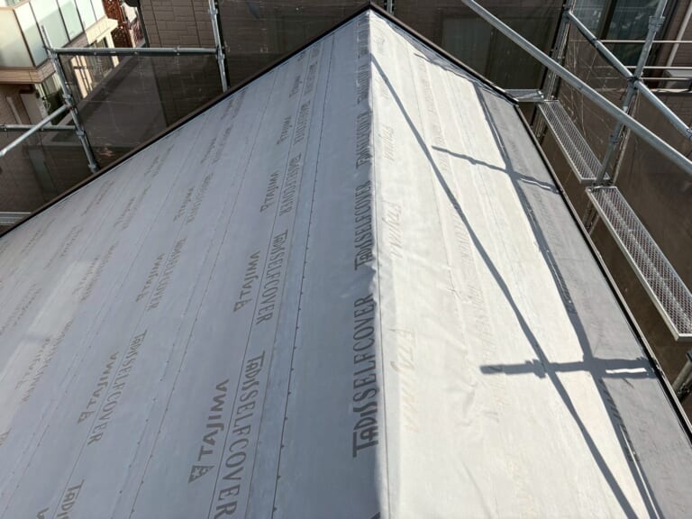 ルーフィングを敷く