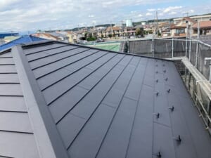 サムネイル画像 東京都武蔵村山市 - スレート屋根をスーパーガルテクトで屋根カバー工法で断熱・耐久性を向上