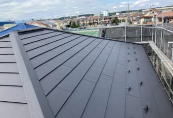 東京都武蔵村山市 - スレート屋根をスーパーガルテクトで屋根カバー工法で断熱・耐久性を向上