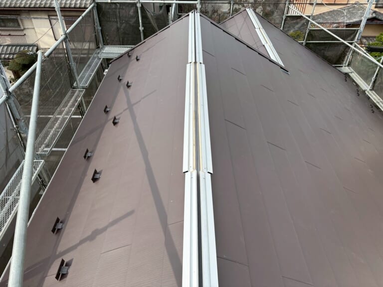 棟板金に金属下地を設置