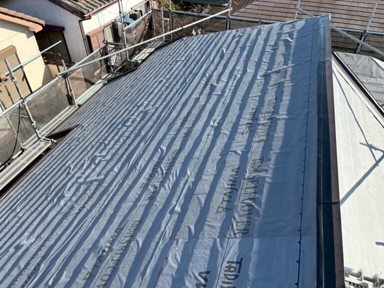 ルーフィングを敷く