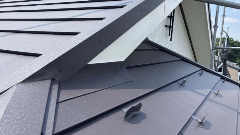 屋根面が重なり