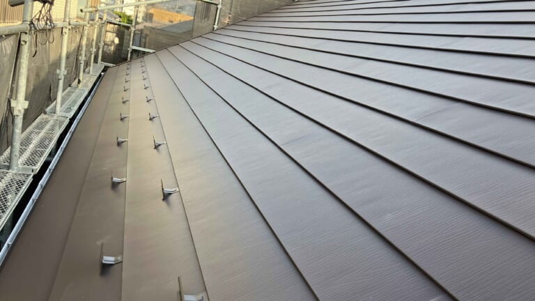 新しい屋根材を設置