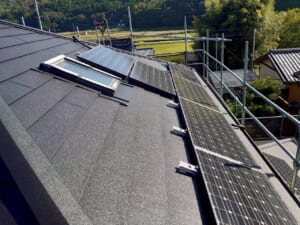 サムネイル画像 兵庫県三田市 - 経年劣化でボロボロになったノンアスベスト屋根材をスーパーガルテクトでカバー工法と太陽光パネルの脱着