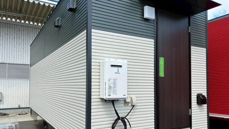 おしゃれな金属サイディングのトレーラーハウス