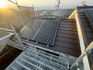 サムネイル画像 埼玉県蓮田市 - 太陽光パネルも安心脱着。スーパーガルテクトで屋根リフォーム