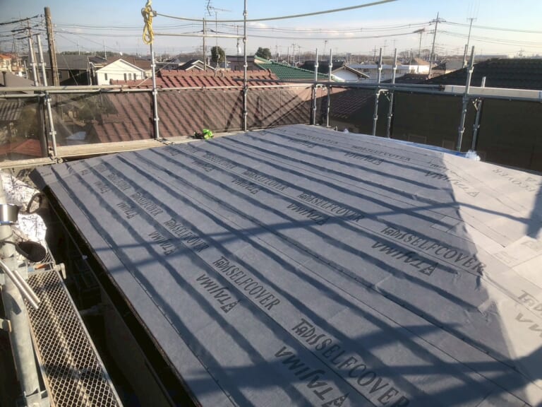 ルーフィングを敷く