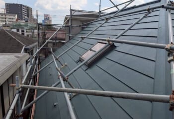 東京都豊島区 - 天窓の不安を解消！撤去と維持を使い分ける屋根リフォーム