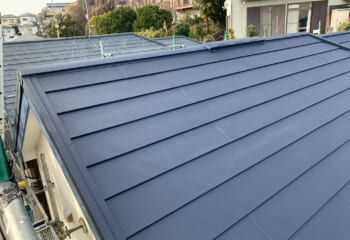 横浜市緑区 - スレート屋根からスーパーガルテクトへ！断熱・耐久性を高める屋根カバー工法