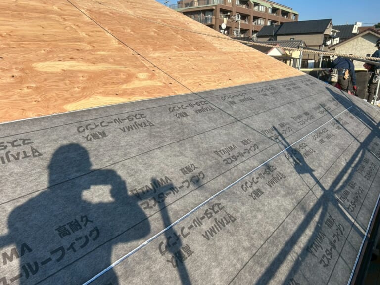 ルーフィングを貼る
