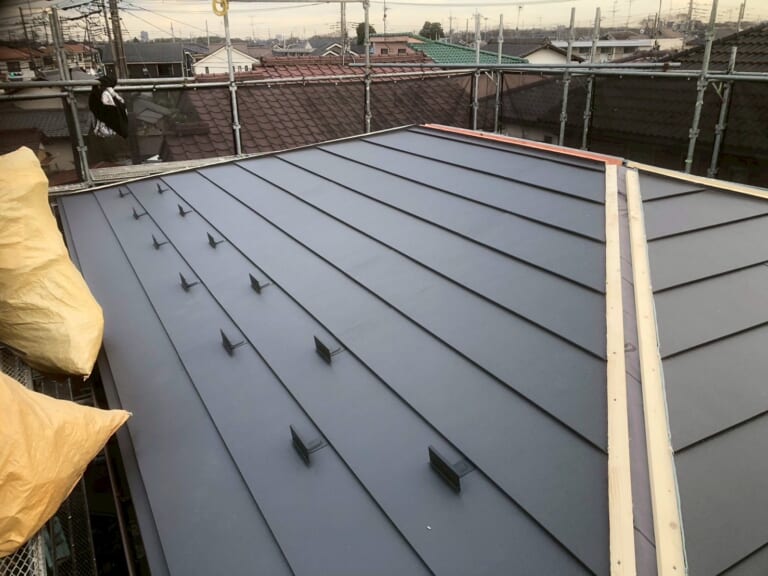 新しい屋根材を設置
