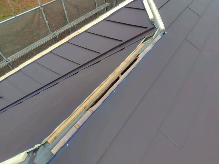 新しい屋根材を設置