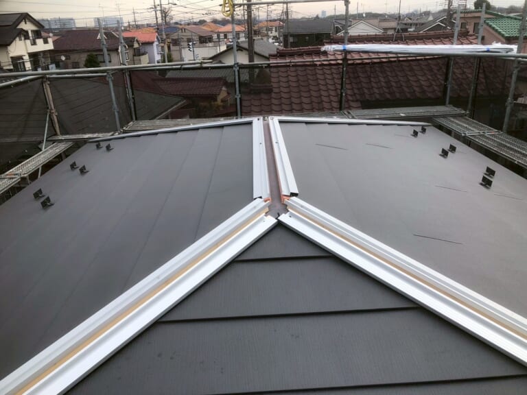 棟板金に金属下地を設置