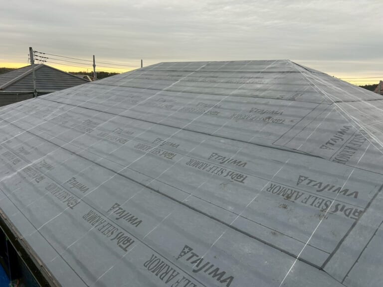 ルーフィングを敷く