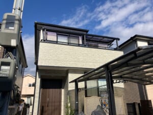 サムネイル画像 神戸市西区-直貼り窯業サイディングを撤去し、通気層を施工した後に旭トステムの金属サイディングでカバー工法