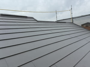 サムネイル画像 埼玉県川口市 - アスファルトシングルから超高耐久スーパーガルテクトへ！太陽光パネル撤去で屋根の軽量化を実現