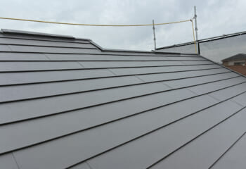 埼玉県川口市 - アスファルトシングルから超高耐久スーパーガルテクトへ！太陽光パネル撤去で屋根の軽量化を実現