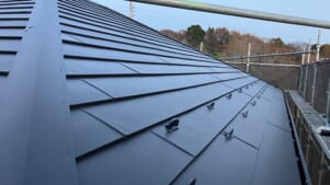 サムネイル画像 茨城県常陸太田市 - 屋根カバー工法（横暖ルーフαプレミアムS)と雨樋交換