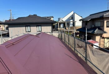 大阪府岸和田市 - 20年以上経過したコロニアルNEOをスーパーガルテクト(レッド)でカバー工法