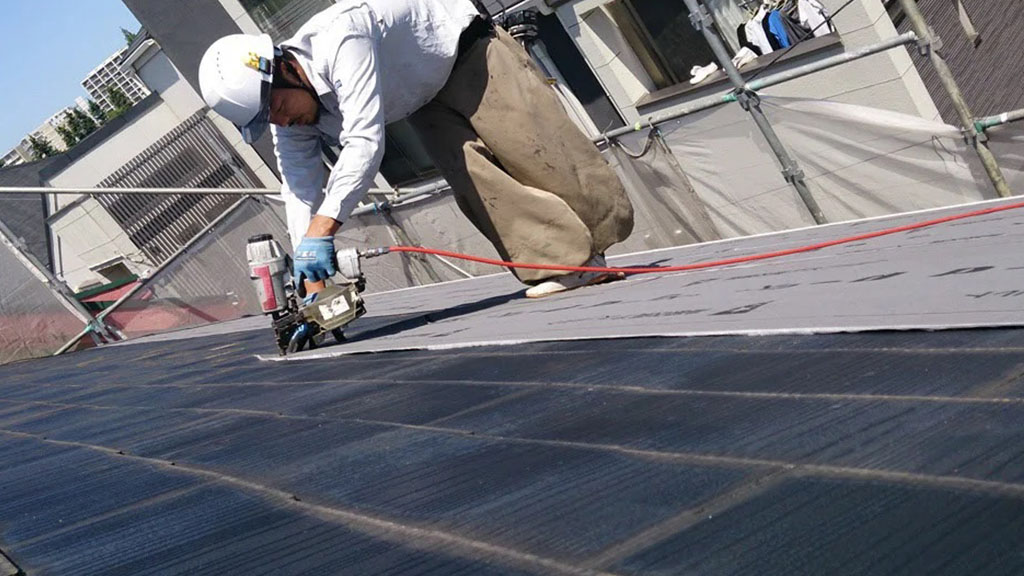 屋根を施工する職人