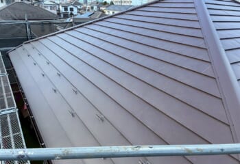 埼玉県鴻巣市 - 色あせたスレート屋根を横暖ルーフαプレミアムSで屋根リフォーム