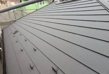 埼玉県新座市 - スレート屋根をスーパーガルテクトで屋根カバー工法リフォーム