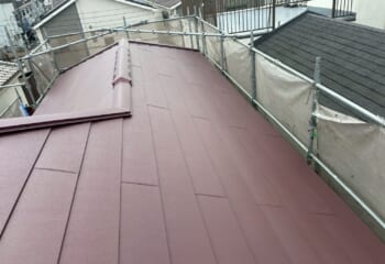 大阪府東大阪市 - 築後30年以上経過したスレート屋根をアイジー工業のスーパーガルテクトでカバー工法と既存天窓撤去したリフォーム工事