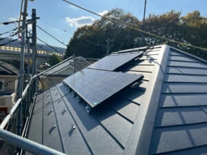 サムネイル画像 埼玉県和光市 - 太陽光パネルがある屋根をカバー工法リフォーム！スレート材から美しい金属屋根へ