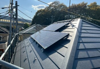 埼玉県和光市 - 太陽光パネルがある屋根をカバー工法リフォーム！スレート材から美しい金属屋根へ