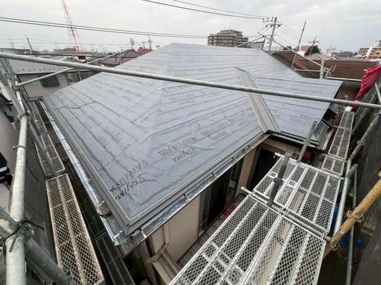 ルーフィングを敷く