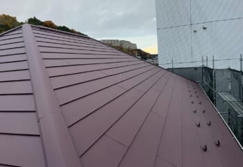 東京都八王子市 - パミール屋根をスーパーガルテクトでカバー工法！剥離の悩みも解消