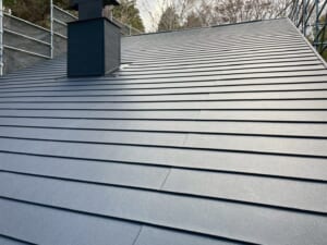 サムネイル画像 静岡県裾野市 - 築40年以上の煙突があるスレート屋根を金属屋根で屋根修理