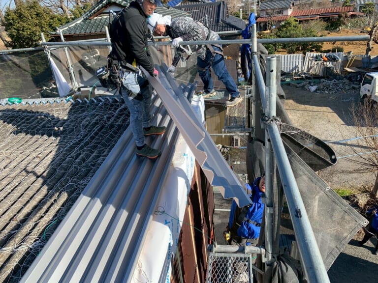 屋根材荷揚げ