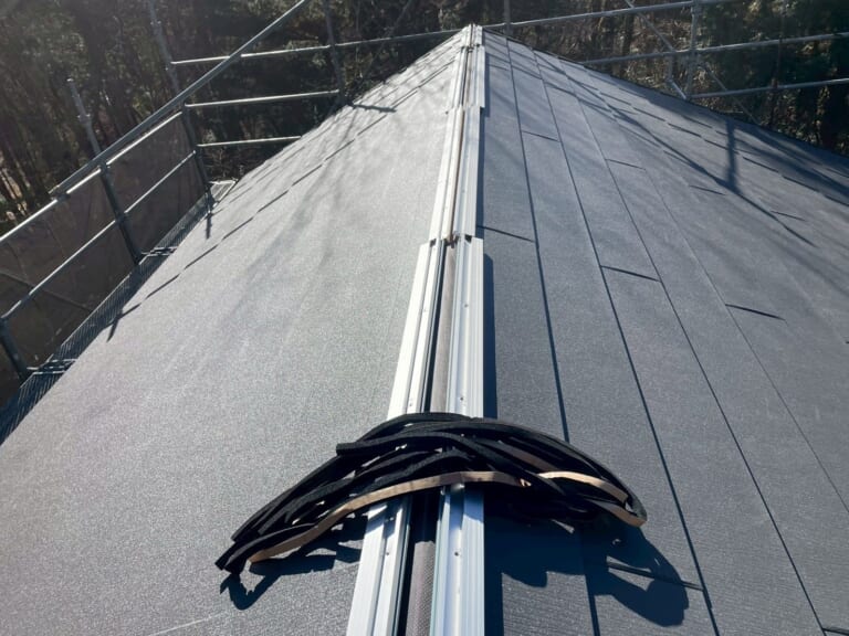 新しい屋根材を設置