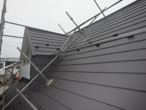 サムネイル画像 東京都杉並区 - ドーマー・天窓付きスレート屋根をスーパーガルテクトで屋根カバー工法