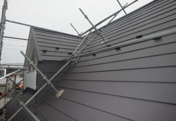 東京都杉並区 - ドーマー・天窓付きスレート屋根をスーパーガルテクトで屋根カバー工法