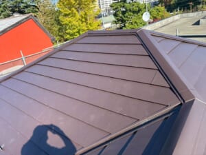 サムネイル画像 神奈川県藤沢市 - ニチハの横暖ルーフα プレミアムSで天窓付屋根をカバー工法