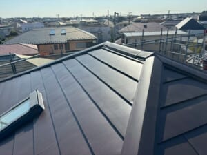 サムネイル画像 神奈川県藤沢市 - ニチハの横暖ルーフα プレミアムSで天窓付屋根をカバー工法