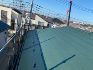 サムネイル画像 千葉県成田市 - パキッと割れた屋根をスーパーガルテクトでカバー工法