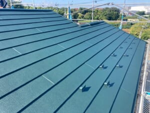 サムネイル画像 東京都江戸川区 - スレートからスーパーガルテクトへ、天窓撤去と屋根カバー工法リフォーム