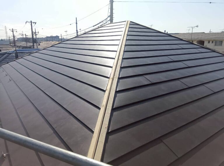 新しい屋根材を設置