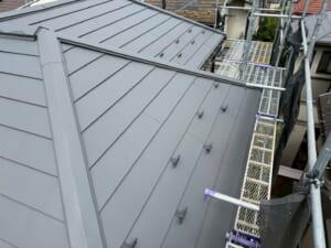 サムネイル画像 東京都板橋区 - スーパーガルテクトで欠けたスレート屋根を屋根カバー工法リフォーム